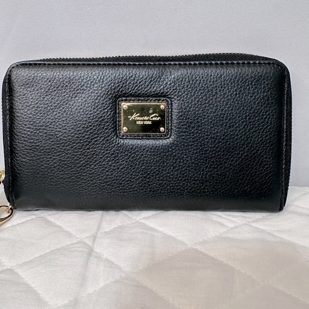 Kenneth Cole Wallet Womens Pebbled Leather Wristlet Zip Around Black Gold Tone